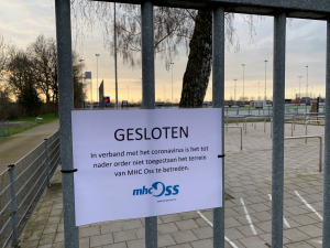 Terrein van MHC Oss afgesloten voor publiek Terrein van MHC Oss afgesloten voor publiek